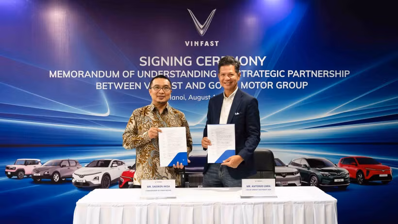 Sadikin Aksa, membre du conseil d’administration de Gowa Motor (à gauche), et Antonio Zara, directeur général de VinFast pour l’Asie du Sud-Est, lors de la cérémonie de signature du protocole d’accord (MoU) de coopération entre VinFast et Gowa Motor Group. Photo: Vinfastauto.com