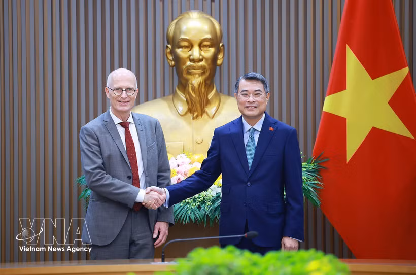 Le Premier ministre Le Minh Hung (droite) reçoit le maire de Hambourg Peter Tschentscher. Photo: VNA