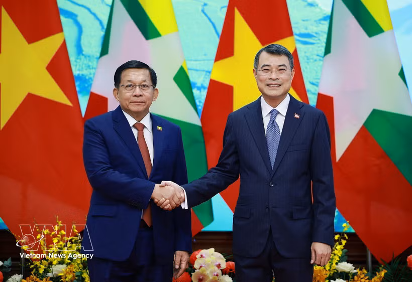 Le Premier ministre Le Minh Hung (droite) et le président du Myanmar Min Aung Hlaing. Photo: VNA