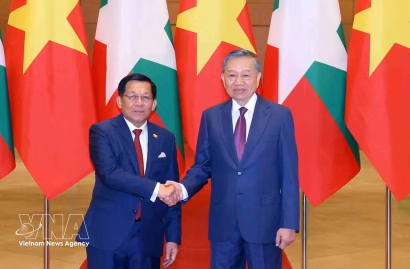 Le secrétaire général du Parti et président de la République To Lam (droite) et le président du Myanmar Min Aung Hlaing. Photo: VNA