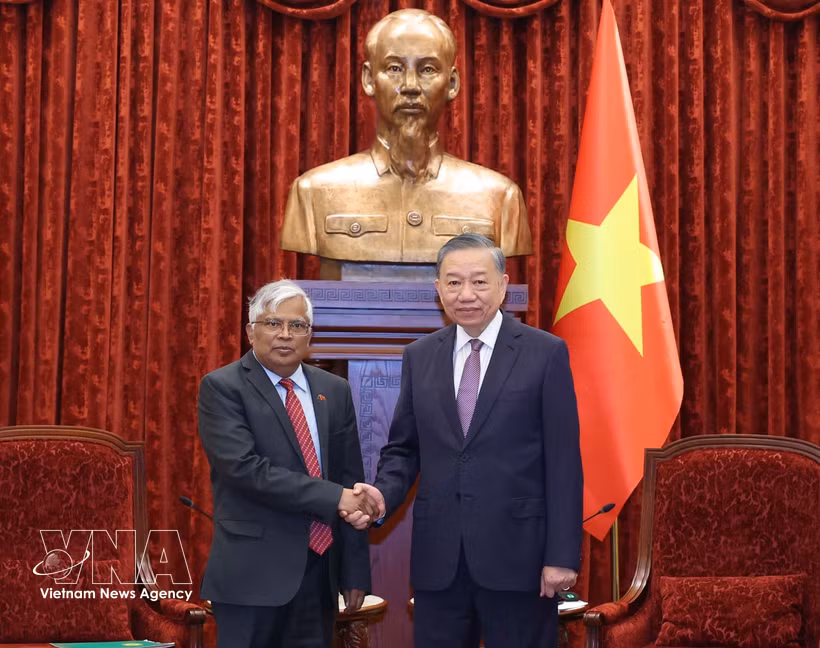 Le secrétaire général du Parti et président de la République, To Lam (droite) reçoit l’ambassadeur du Bangladesh Mohammad Lutfor Rahman, en fin de mission. Photo: VNA