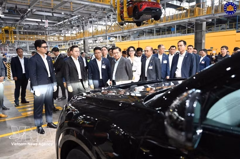 Le président du Myanmar Min Aung Hlaing visite le complexe automobile de VinFast. Photo: VNA