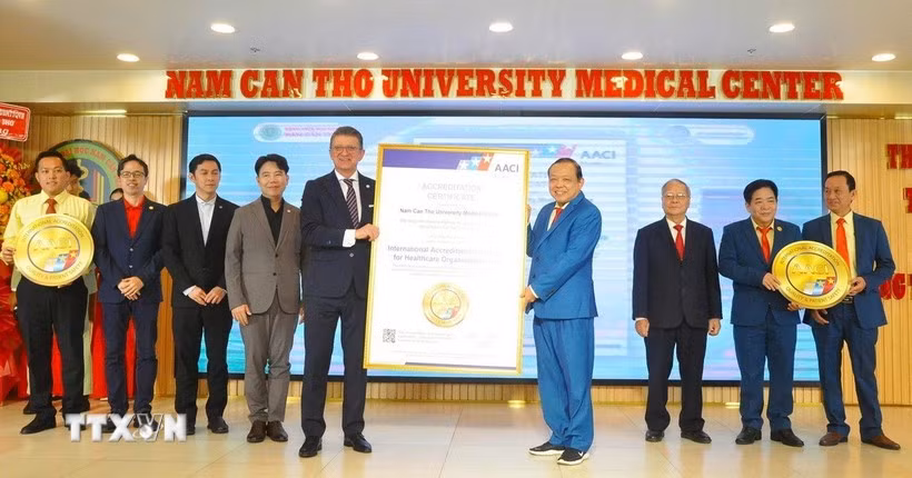 Cérémonie marquant l'obtention de la certification de qualité conforme aux normes de l'American Accreditation Commission International (AACI) de l'Hôpital universitaire de Nam Cân Tho. Photo: VNA