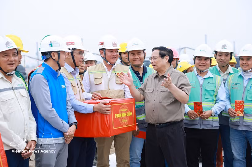 Le Premier ministre Pham Minh Chinh encourage et assigne des missions aux unités chargées de la construction du projet de l’aéroport international de Gia Binh. Photo: VNA