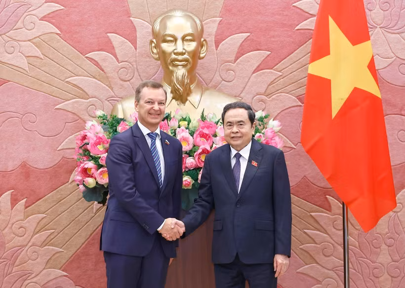 Le président de l'Assemblée nationale (AN), Trân Thanh Mân (droite) rencontre le premier vice-président du Conseil de la Fédération de l’Assemblée Fédérale de la Fédération de Russie, Andrey Vladimirovich Yatskin. Photo: VNA