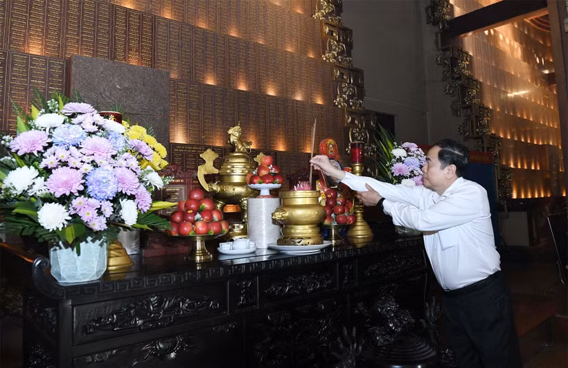 Le président de l’Assemblée nationale Tran Thanh Man offre de l’encens en mémoire du Président Ho Chi Minh, des Mères vietnamiennes héroïques, des Héros des Forces armées populaires, des martyrs, ainsi que des compatriotes, cadres et combattants tombés pour la cause de la libération nationale, de l’édification et de la défense de la Patrie. Photo: daibieunhandan.vn