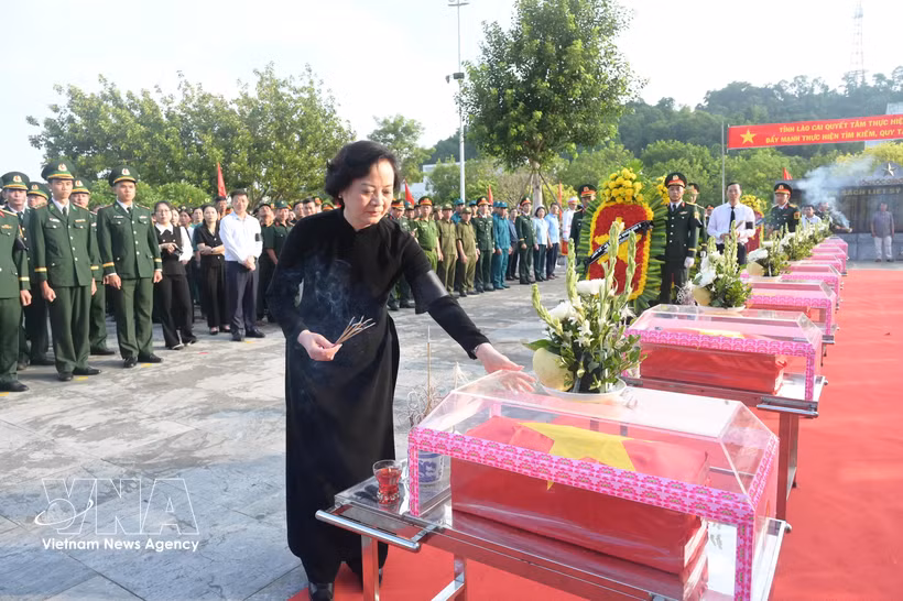 La vice-Première ministre Pham Thi Thanh Tra, présidente du Comité national chargé de la recherche, du rapatriement et de l’identification des restes des martyrs, offre de l’encens en hommage aux héros morts pour la Patrie. Photo: VNA
