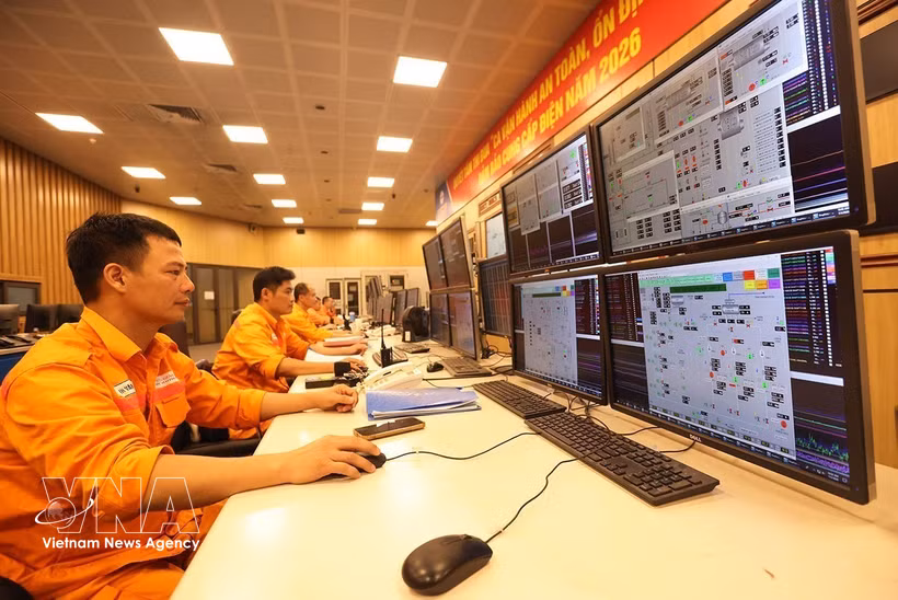 Une équipe en service assure l'exploitation de la centrale de la Société par actions de la centrale thermique de Hai Phong. Photo : VNA
