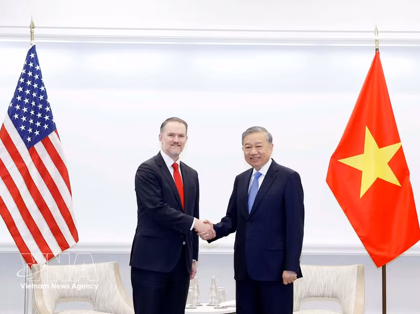 Le secrétaire général du Parti communiste du Vietnam, To Lam (droite) et le représentant américain au commerce (USTR), l’ambassadeur Jamieson Greer. Photo: VNA