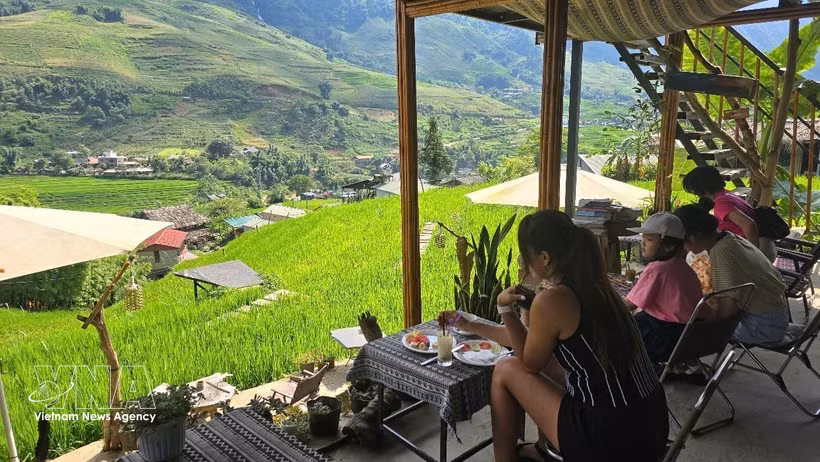 Les cafés offrant une vue sur les rizières en terrasses verdoyantes, en harmonie avec la nature à Ta Van, sont très appréciés des visiteurs. Photo: VNA