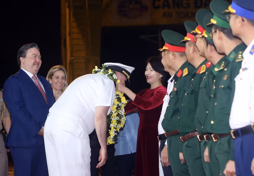Cérémonie d'accueil des officiers et marins de la Marine américaine en visite d’amitié à Dà Nang. Photo: VNA