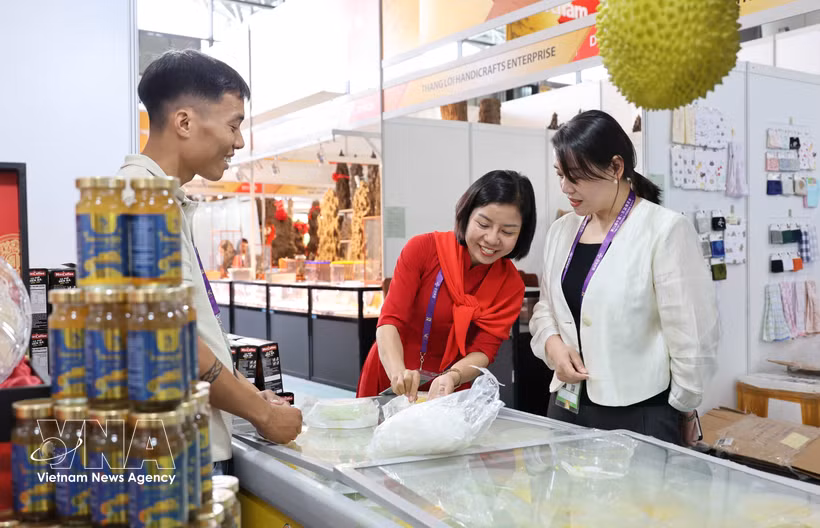 Un représentant d’une entreprise vietnamienne présente des gâteaux au durian à des visiteurs chinois lors de la 22e Exposition Chine-ASEAN (CAEXPO), en 2025. Photo: VNA