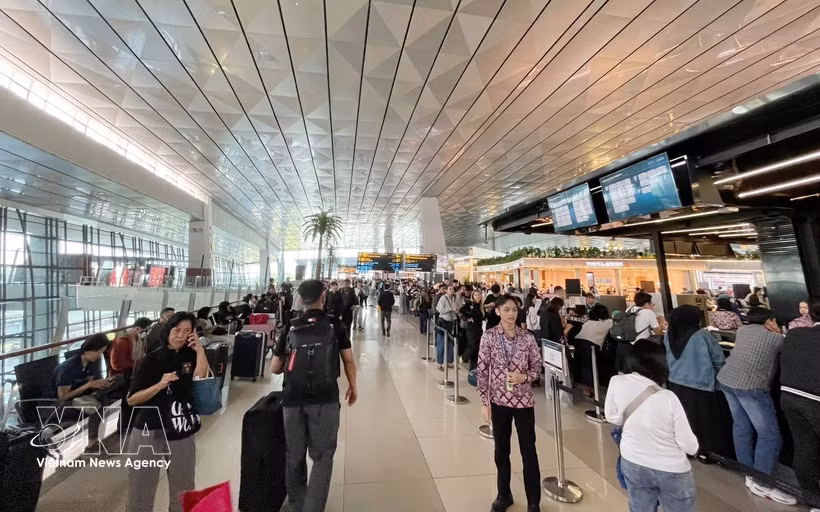 Des passagers s’entassent à l’aéroport international Soekarno-Hatta après l’annulation de nombreux vols. Photo: VNA