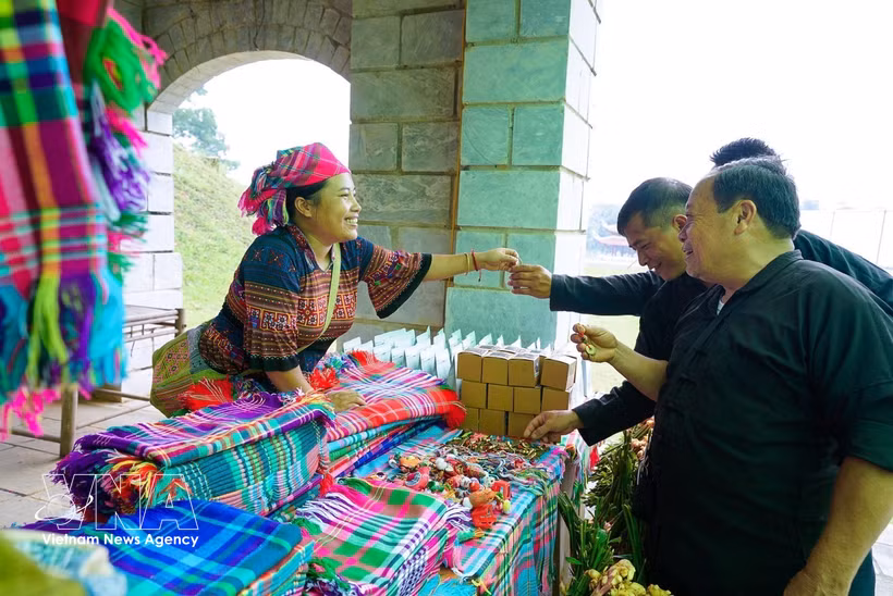 Reconstitution d’un marché traditionnel des régions montagneuses du Nord. Photo : VNA