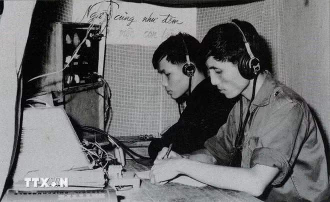 Un télégraphiste de la section B8, de l'Agence de presse de libération en train d’émettre et de recevoir des dépêches. Photo: VNA