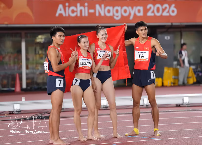 Les athlètes Le Ngoc Phuc, Nguyen Thi Ngoc, Quach Thi Lan et Ta Ngoc Tuong terminent troisièmes, derrière Bahreïn et l’Inde, dans l’épreuve du relais mixte 4x400 m, offrant à l’athlétisme vietnamien sa première médaille de bronze à ces Jeux. Photo: Xinhua/VNA