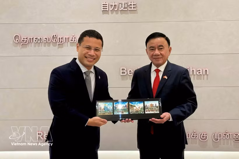 Le permanent du Secrétariat du Parti Tran Cam Tu (droite) rencontre le président du Parti d’action populaire de Singapour et ministre de l’Éducation, Desmond Lee. Photo: VNA