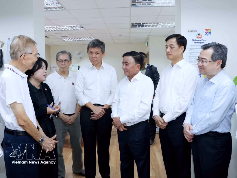 Le membre du Bureau politique et permanent du Secrétariat du Comité central du Parti communiste du Vietnam, Tran Cam Tu, et le secrétaire général adjoint du Parti d’action populaire de Singapour, ministre de la Défense et ministre coordinateur des Services publics, Chan Chun Sing, visitent un point de rencontre avec les électeurs du PAP. Photo: VNA