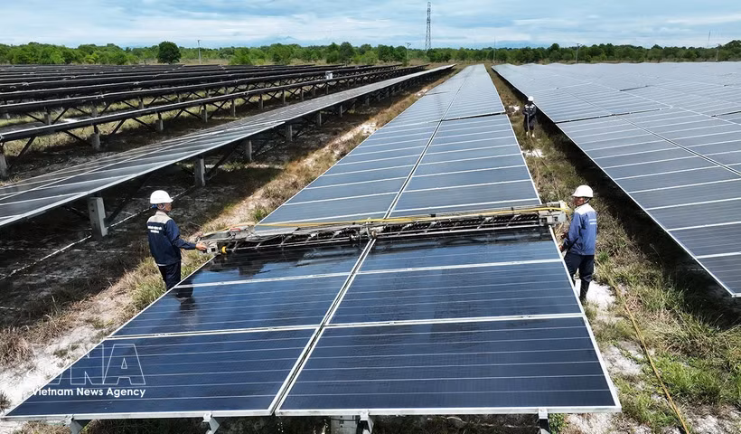 Nettoyage des panneaux solaires à la centrale solaire de Gio Thành, province de Quang Tri. Photo: VNA