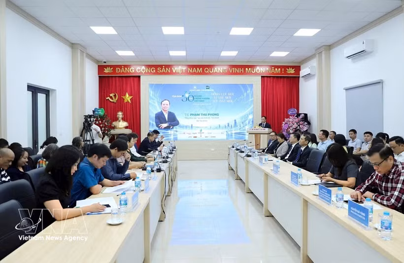 Une table ronde organisée le 21 octobre à Hanoï à l’occasion des 30 ans du secteur boursier vietnamien. Photo: VNA