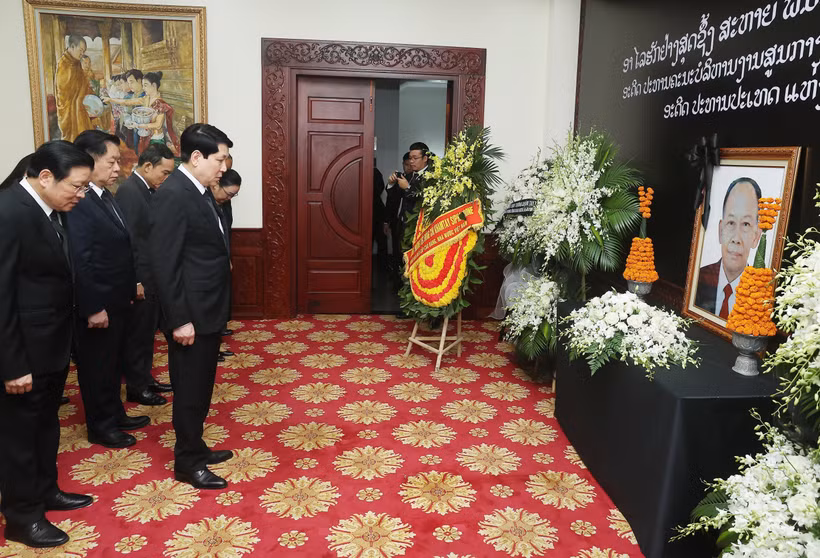 Les dirigeants vietnamiens rendent hommage à l'ancien président lao Khamtay Siphandone. Photo: VNA
