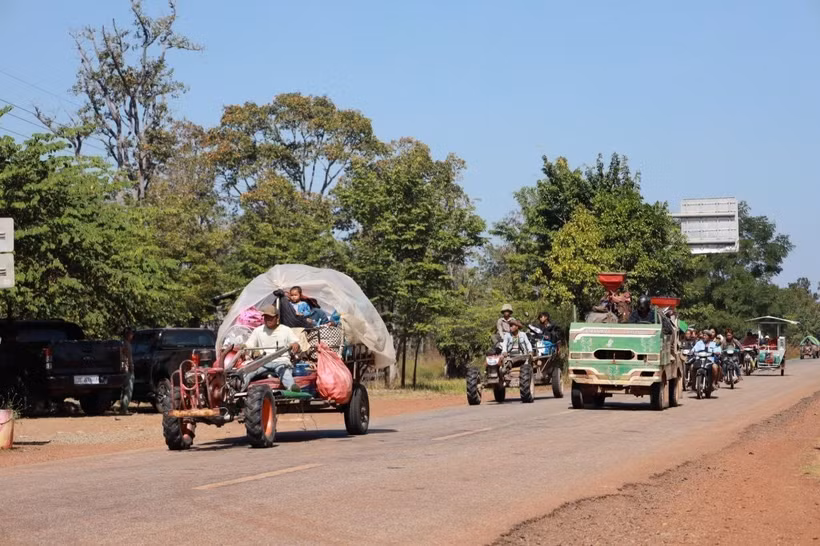 Des habitants cambodgiens de la province de Preah Vihear évacuent pour éviter les affrontements, le 8 décembre 2025. Photo: Xinhua/VNA