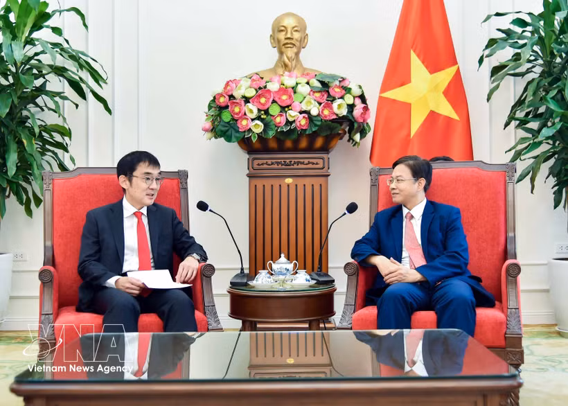 Le vice-ministre vietnamien des Affaires étrangères, Ngo Le Van (droite) et le président de l’Institut de recherche économique pour l’ASEAN et l’Asie de l’Est (ERIA), Tetsuya Watanabe. Photo: VNA