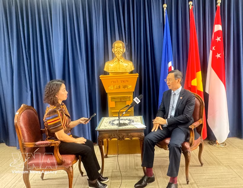 L'ambassadeur du Vietnam à Singapour, Tran Phuoc Anh, accorde une interview à l'Agence vietnamienne d'information. Photo: VNA