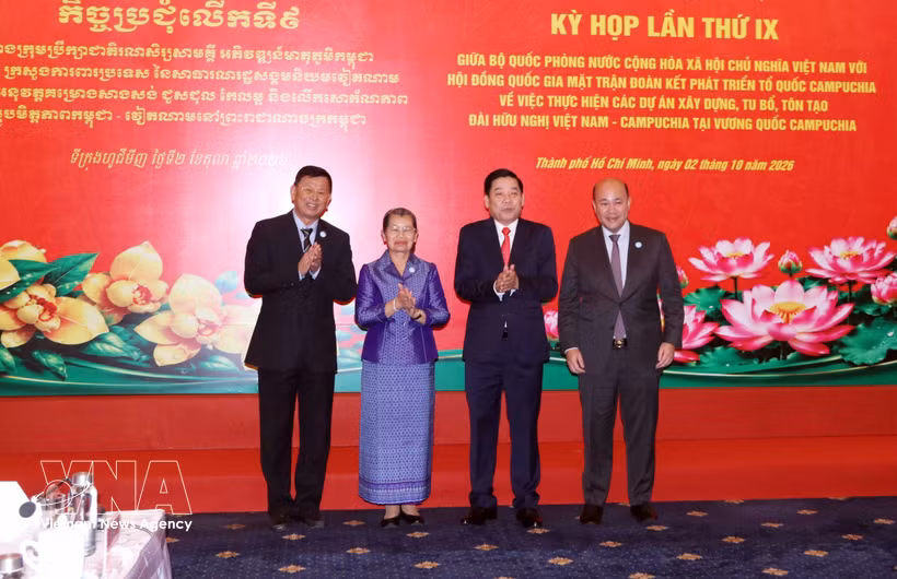 Le général de corps d’armée Nguyen Van Gau (deuxième à partir de la droite), vice-ministre de la Défense et chef de la délégation du ministère vietnamien de la Défense, avec les chefs et chefs adjoints des délégations. Photo: VNA