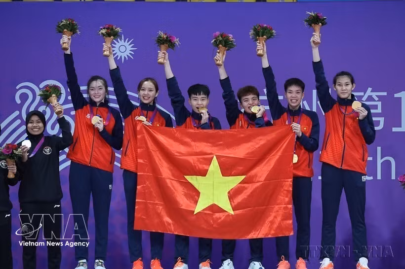 L’équipe féminine vietnamienne de sepak takraw remporte la médaille d’or aux ASIAD 2023, organisés en Indonésie. Photo: VNA