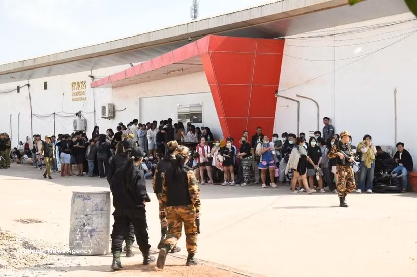 Les forces de l'ordre du ministère lao de la Sécurité publique escortent les suspects arrêtés lors du démantèlement d'un réseau d'escroquerie en ligne et de jeux d'argent sur Internet à Vientiane. Photo: VNA