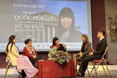 Mme Stéphanie Dô (au centre) lors d'une rencontre avec des lecteurs sur le lancement de son livre «En route vers l’Assemblée nationale- La première députée française née au Vietnam et immigrée en France». Photo : VNA