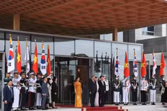 Le secrétaire général du Parti communiste du Vietnam (PCV), Tô Lâm, accompagné de son épouse, Ngô Phuong Ly, et d’une délégation de haut niveau, en visite d’État en République de Corée. Photo: VNA