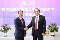 Le vice-Premier ministre vietnamien Lê Tiên Châu (à gauche) et le professeur et académicien Andrew Chi-Chih Yao , doyen de l'Institut des sciences de l'information interdisciplinaires (IIIS) et du Collège d'IA de l'Université Tsinghua. Photo : VNA