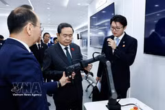Le président de l'Assemblée nationale, Trân Thanh Mân, visiant le groupe CVTE dans la Zone de développement économique et technologique de Pékin. Photo : VNA
