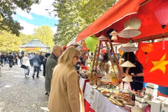 Des visiteurs découvrent le stand de l'ambassade du Vietnam en Slovaquie lors de la Journée de l’Asie 2026 à Bratislava. Photo diffusée par la VNA