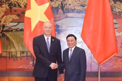 Le membre du Bureau politique Trân Câm Tu (à droite) et son homologue chinois Cai Qi, à Hanoi, le 14 avril. Photo : VNA