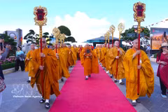 Dans le cadre des célébrations du Vesak 2025, le 8 mai, après la procession solennelle de la relique du Bouddha Shakyamuni - trésor national de l’Inde - vers le mont Bà Đen (Dame Noire), 108 jeunes arbres de la Bodhi, apportés d’Inde par des délégations bouddhistes de plus de 80 pays et territoires, ont été plantés dans le “Monde de la Bodhi”, au sommet de ce site emblématique de Tây Ninh (Sud). Photo: VNA