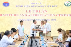 Le professeur associé-Docteur Duong Duc Hung, directeur de l’Hôpital universitaire Viêt Duc, remet un témoignage de gratitude à la famille de la donneuse d'organes pour leur geste d’une profonde compassion. Photo : VGP