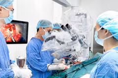 Le Docteur Nguyên Thanh Xuân réalise une opération chirurgicale crânienne. Photo: VNA