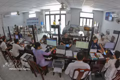 Des gens effectuent des procédures administratives au "Centre des services administratifs publics de la commune de Hoa Tiên, dans la ville de Cân Tho. Photo : VNA