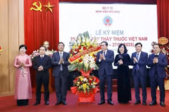 Le président de l’Assemblée nationale, Trân Thanh Mân présente ses voeux à l’hôpital Huu Nghi, à Hanoi. Photo: VNA
