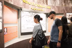 Des touristes étrangers visitent le Musée des vestiges de la guerre à Hô Chi Minh-Ville. Photo : VNA