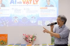 Le prof.associé-Dr Nguyên Hông Quang, vice-président et secrétaire général de la Société vietnamienne de physique, s’exprime lors du programme. Photo : chinhphu.vn
