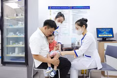 Un enfant de 23 mois reçoit le vaccin contre la maladie pieds-mains-bouche, le 25 septembre. Photo gricieusetée du VNVC