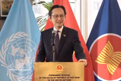 L’ambassadeur Dô Hung Viêt, représentant permanent du Vietnam auprès de l’ONU, s’exprime lors de la cérémonie, à New York, le 28 août. Photo : VNA