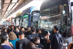 Une atmosphère d'effervescence règne à la gare routière Nuoc Ngâm, à Hanoi, le 29 août. Photo : VNA