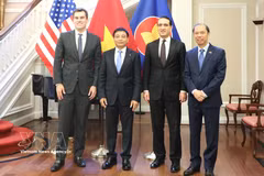 Le vice-Premier ministre Nguyên Van Thang avec les sous-secrétaires au Commerce Jeffrey Kessler (deuxième à partir de la droite) et William Kimmitt (première à gauche). Photo : VNA