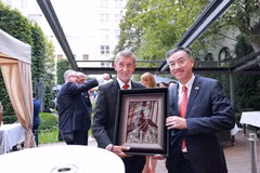 L'ambassadeur du Vietnam en République tchèque, Duong Hoài Nam (à droite) offre un portrait artistique au Premier ministre Andrej Babis. Photo : VNA
