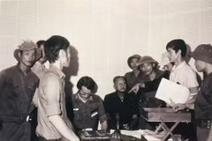 Le président du Sud-Vietnam, Dương Văn Minh (assis à droite), annonce la capitulation inconditionnelle à la station de radio de Saigon, le 30 avril 1975. — Photos dantri.com.vn